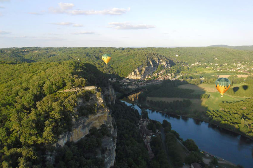 Heteluchtballonnen bij zonsopgang