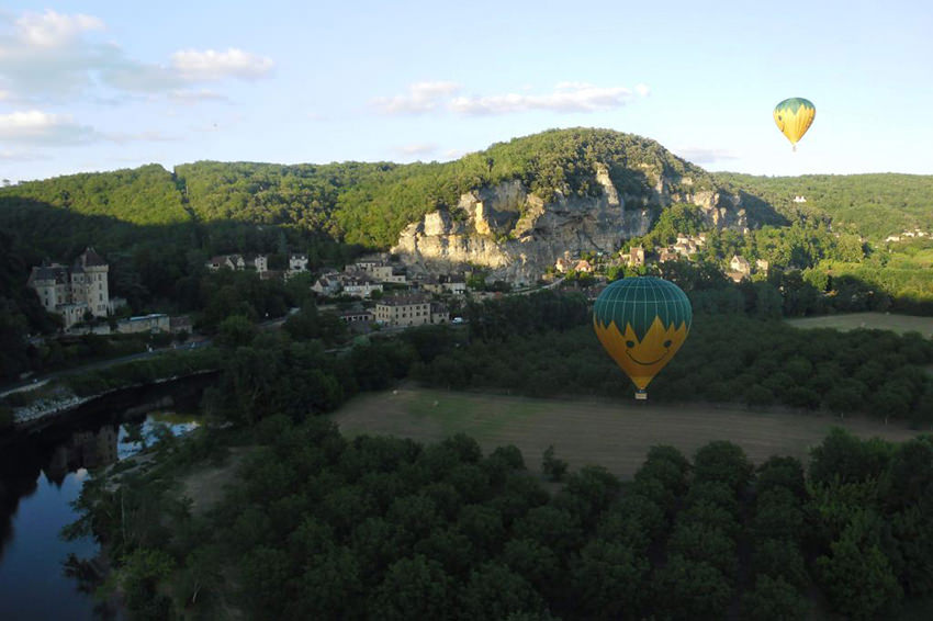 Heteluchtballonnen boven de vallei