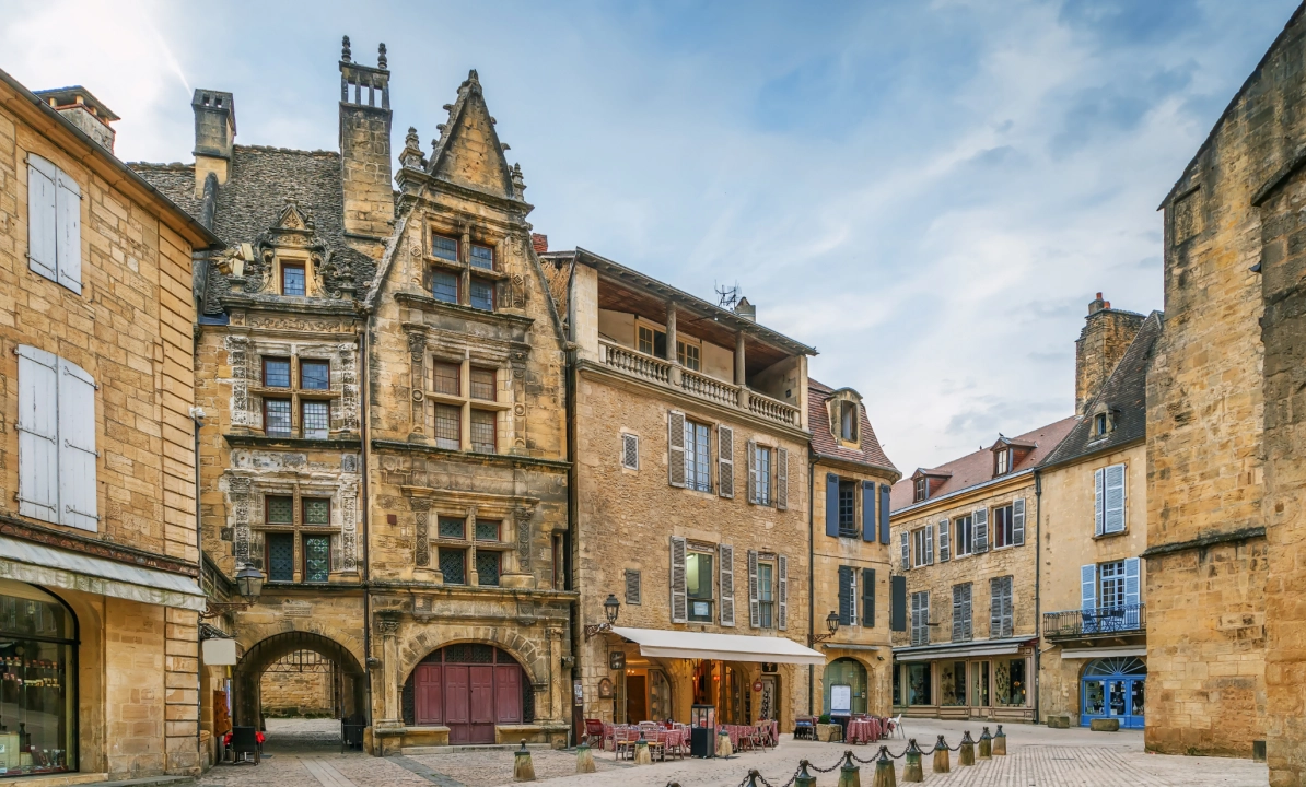 Oude binnenstad van Sarlat bij valavond