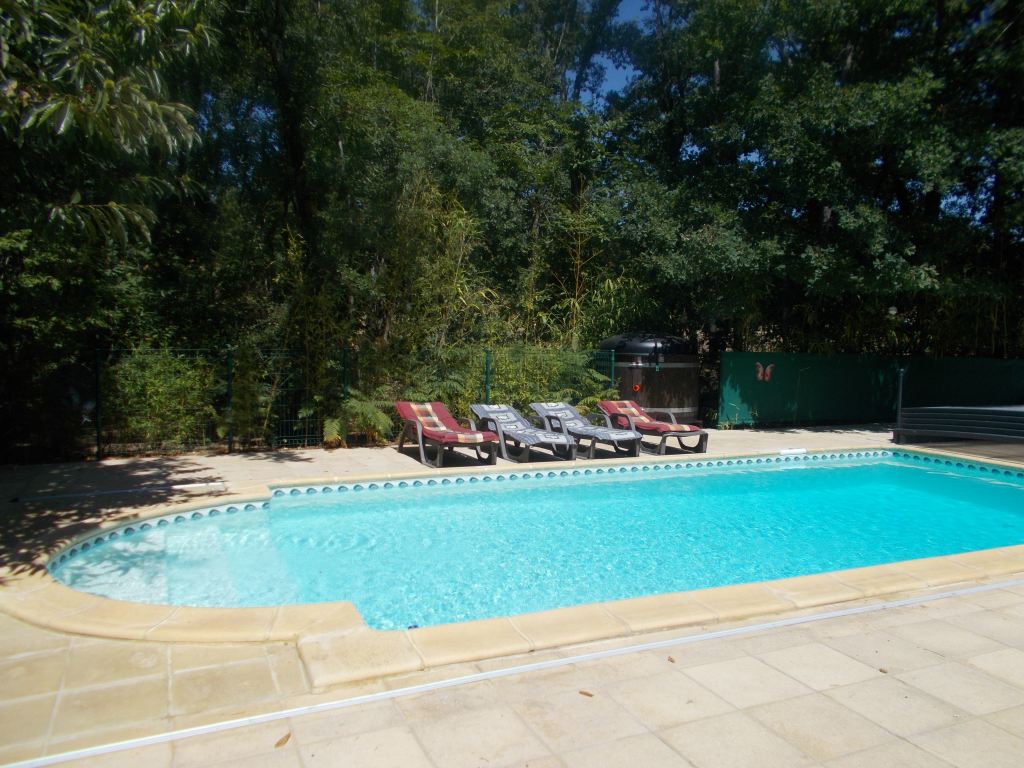 Zwembad naast het terras