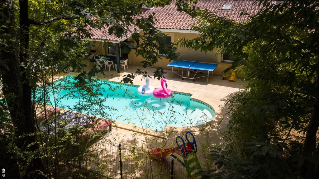 Verwarmd zwembad met ligstoelen